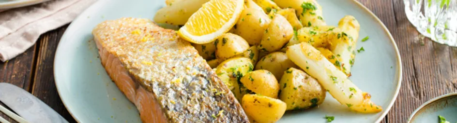 Ovenpakketjes met witte asperges, zalm en krieltjes