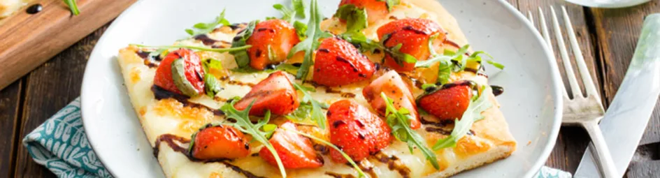 Capresepizza met aardbeien en balsamicosiroop