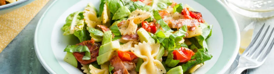 BLT-pastasalade ‘gedroogde’ cherrytomaatjes