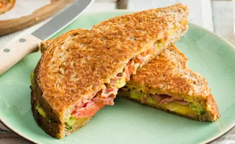 Pantosti met bacon, avocado, tomaat en graskaas