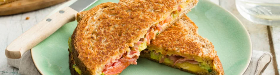 Pantosti met bacon, avocado, tomaat en graskaas