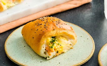 Brunchkrans met roerei, gerookte zalm, bieslook en graskaas