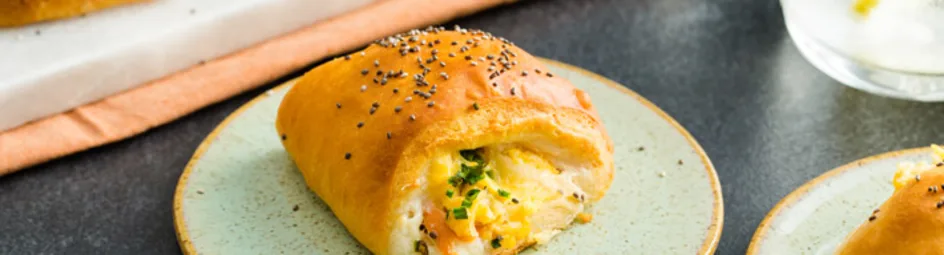 Brunchkrans met roerei, gerookte zalm, bieslook en graskaas