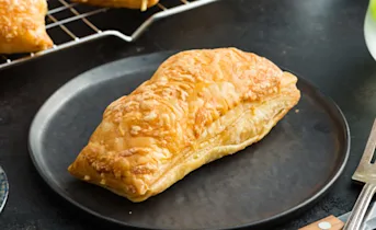 Homemade kaasbroodjes met tomatendip