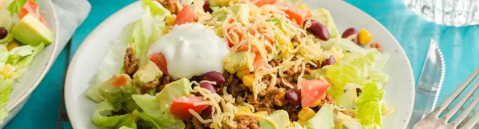 Mexicaanse salade met gehakt, tortillachips en graskaas