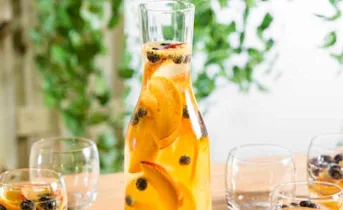 Witte sangria: witte wijn, prosecco, perzik, sinaasappel en blauwe bessen