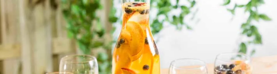 Witte sangria: witte wijn, prosecco, perzik, sinaasappel en blauwe bessen