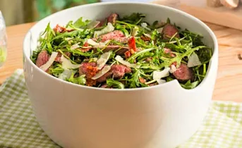 Italiaanse salade met gegrilde biefstuk, balsamico-dressing, rucola en zongedroogde tomaatjes