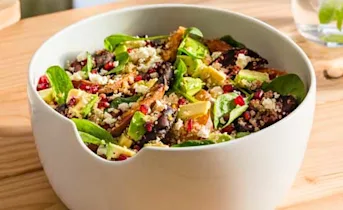 Superfood salade met quinoa, biet, zoete aardappel, avocado, granaatappelpitjes, feta, spinazie