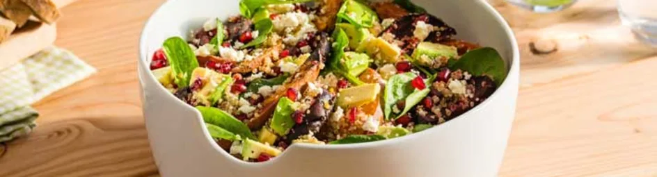 Superfood salade met quinoa, biet, zoete aardappel, avocado, granaatappelpitjes, feta, spinazie