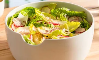 Witlofsalade 2.0: met radijs, little gem en ansjovis