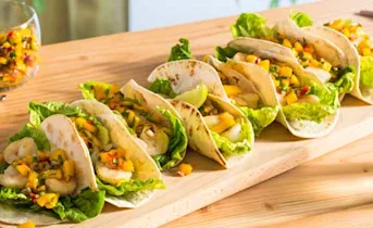 Taco’s met gebakken garnalen en mangosalsa