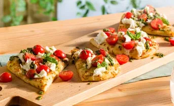 Focaccia met buffelmozzarella, tomaatjes en basilicumolie