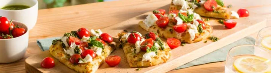 Focaccia met buffelmozzarella, tomaatjes en basilicumolie