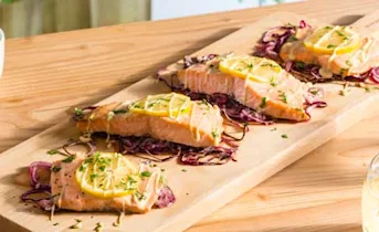Langzaam gegaarde zalmfilet uit de oven met limoen, korianderdressing