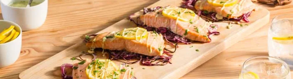 Langzaam gegaarde zalmfilet uit de oven met limoen, korianderdressing