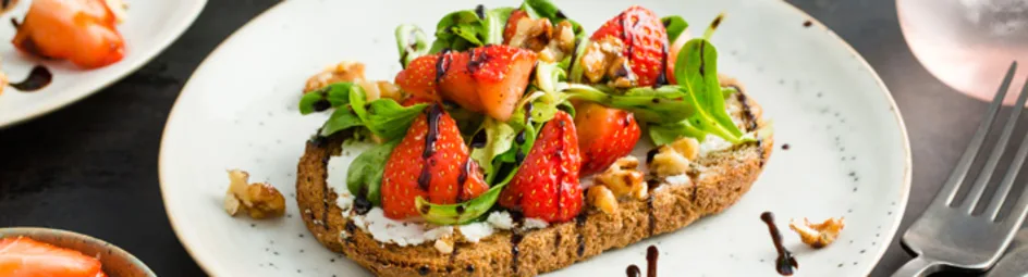 Broodje aardbeiensalade met balsamico azijn