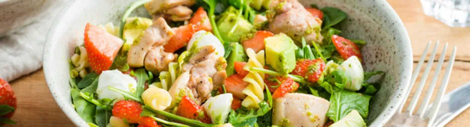 Pastasalade met aardbeien, kip, mozzarella en spinazie