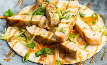 Chinese wraps met filetlapjes, hoisinsaus en koriander