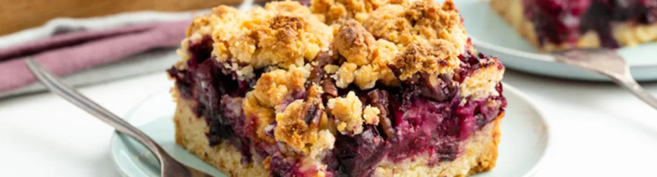 Blauwe bessen crumbletaart met noten