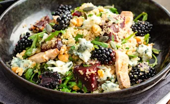 Maaltijdsalade met bramen, bietjes en blauwe kaas