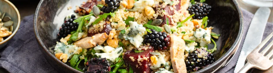 Maaltijdsalade met bramen, bietjes en blauwe kaas