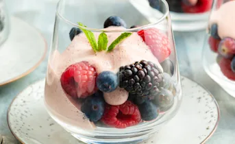 Rode-wijnsabayon met rood fruit