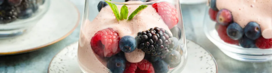 Rode-wijnsabayon met rood fruit