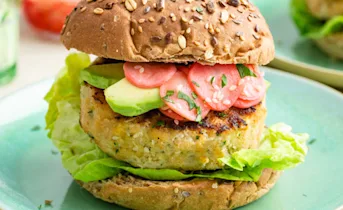 Aziatische visburgers met koriandermayonaise en avocado