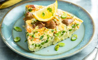 Spaanse frittata met chipolataworst, garnaal en doperwt