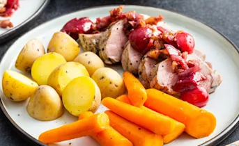 Varkenshaas met kersencompote, worteltjes en krieltjes