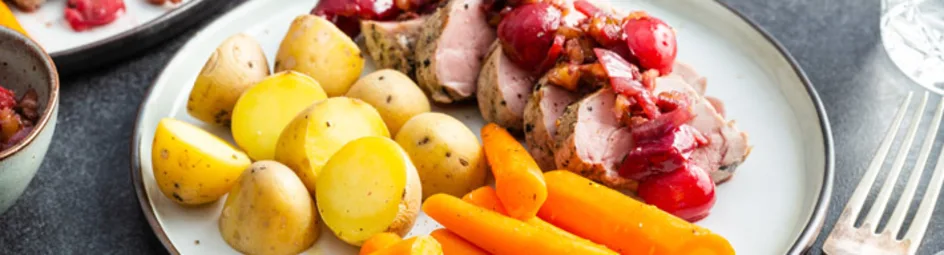 Varkenshaas met kersencompote, worteltjes en krieltjes