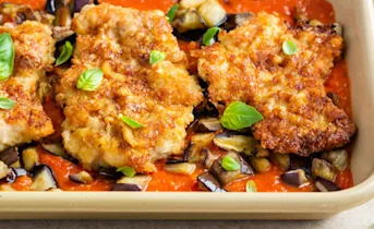Kip Parmezaan in geroosterde-paprikasaus met tomaatjes en aubergine