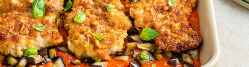 Kip Parmezaan in geroosterde-paprikasaus met tomaatjes en aubergine