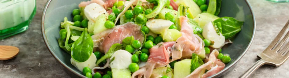 Frisse salade met meloen, mozzarella en gedroogde ham
