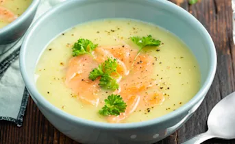 Prei-aardappelsoep met gerookte zalm