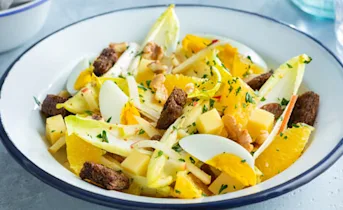 Witlofsalade met rozijnen, walnoten en appel