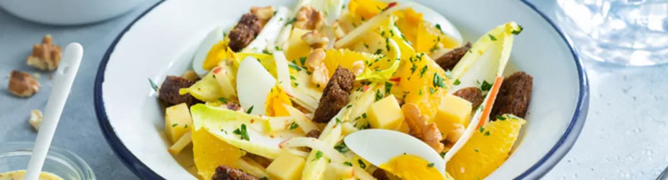 Witlofsalade met rozijnen, walnoten en appel