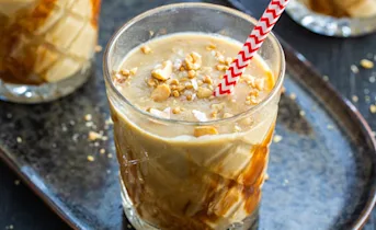 Bananenmilkshake met vanilleijs en pinda’s