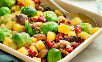 Ovenschotel met spruitjes, chorizo en champignons