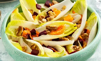 Witlofsalade met mandarijn, wortel, walnoten en bietjes