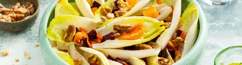 Witlofsalade met mandarijn, wortel, walnoten en bietjes