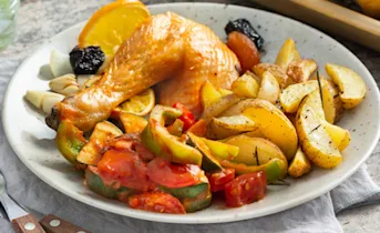 Gevulde kip met ratatouille en aardappeltjes uit de oven