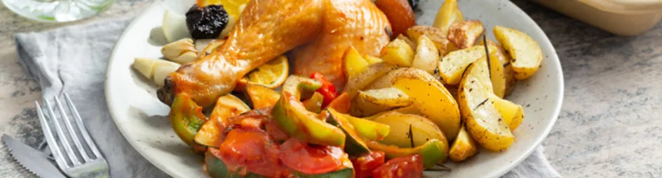 Gevulde kip met ratatouille en aardappeltjes uit de oven