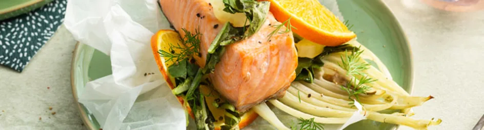 Zalmpakketjes met sinaasappel, paksoi en venkel