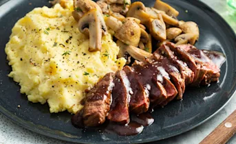 Hertenbiefstuk met puree, champignons en wildjus