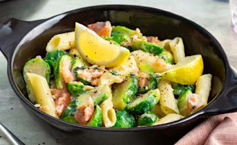 Romige spruitjespasta met gerookte zalm