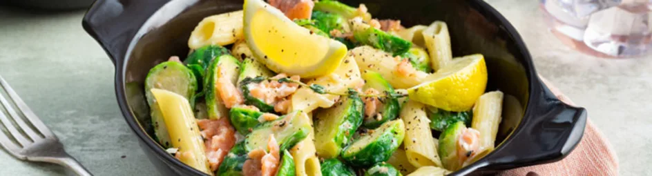 Romige spruitjespasta met gerookte zalm