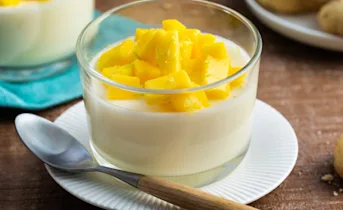 Kokos panna cotta met mango en macadamiakoekjes