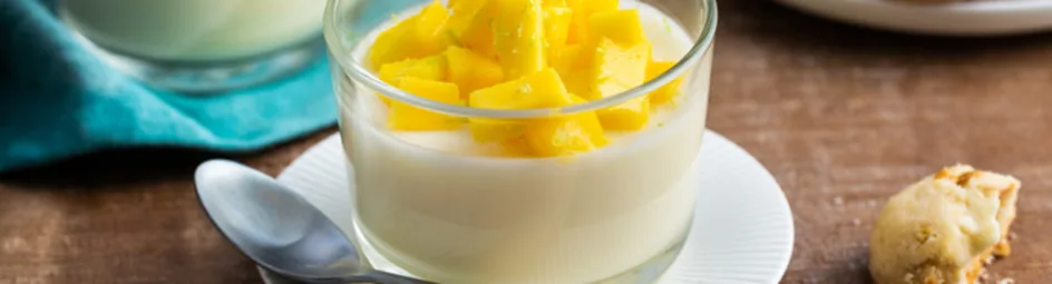 Kokos panna cotta met mango en macadamiakoekjes